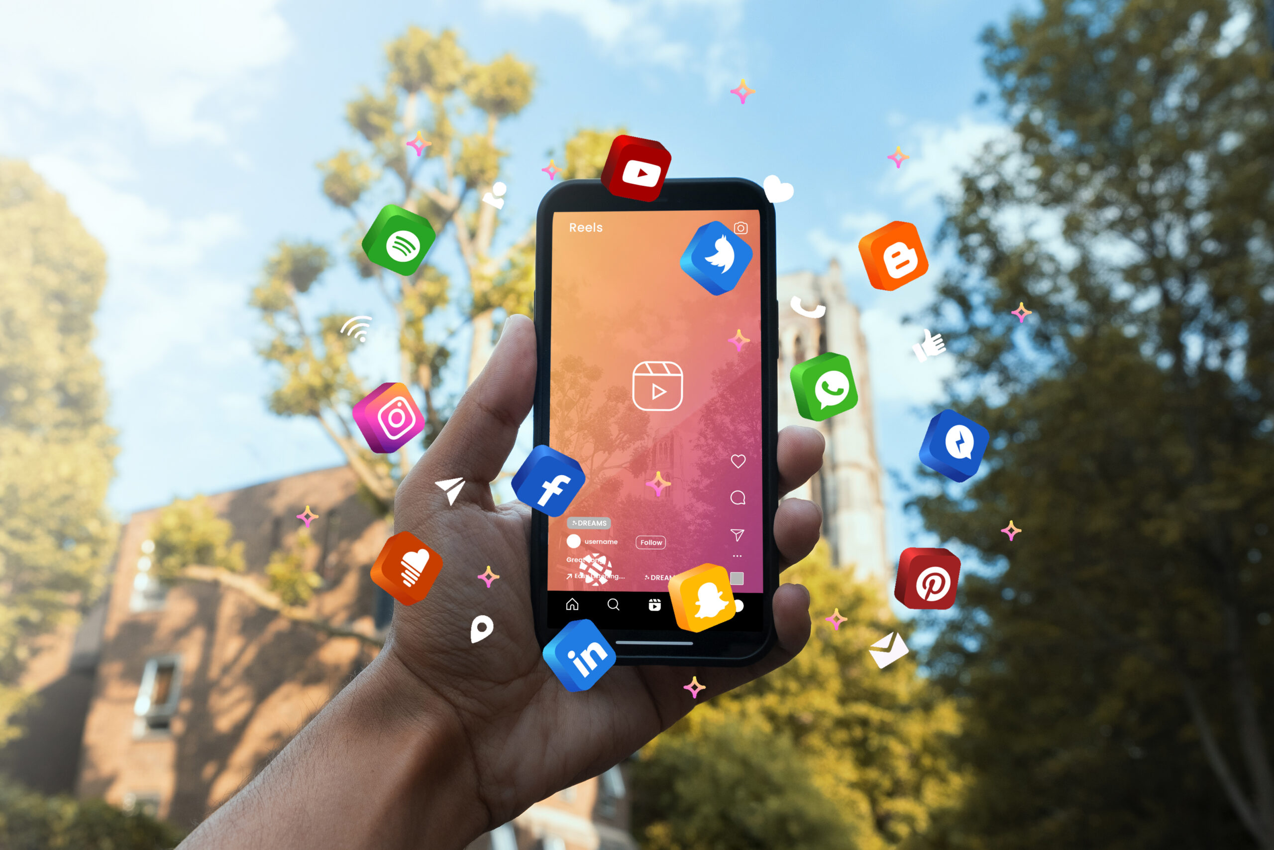 فیلترینگ شبکههای اجتماعی - دستی که موبایل را رو به آسمان گرفته و آیکونهای شبکه های اجتماعی اطراف آن قرار دارند.