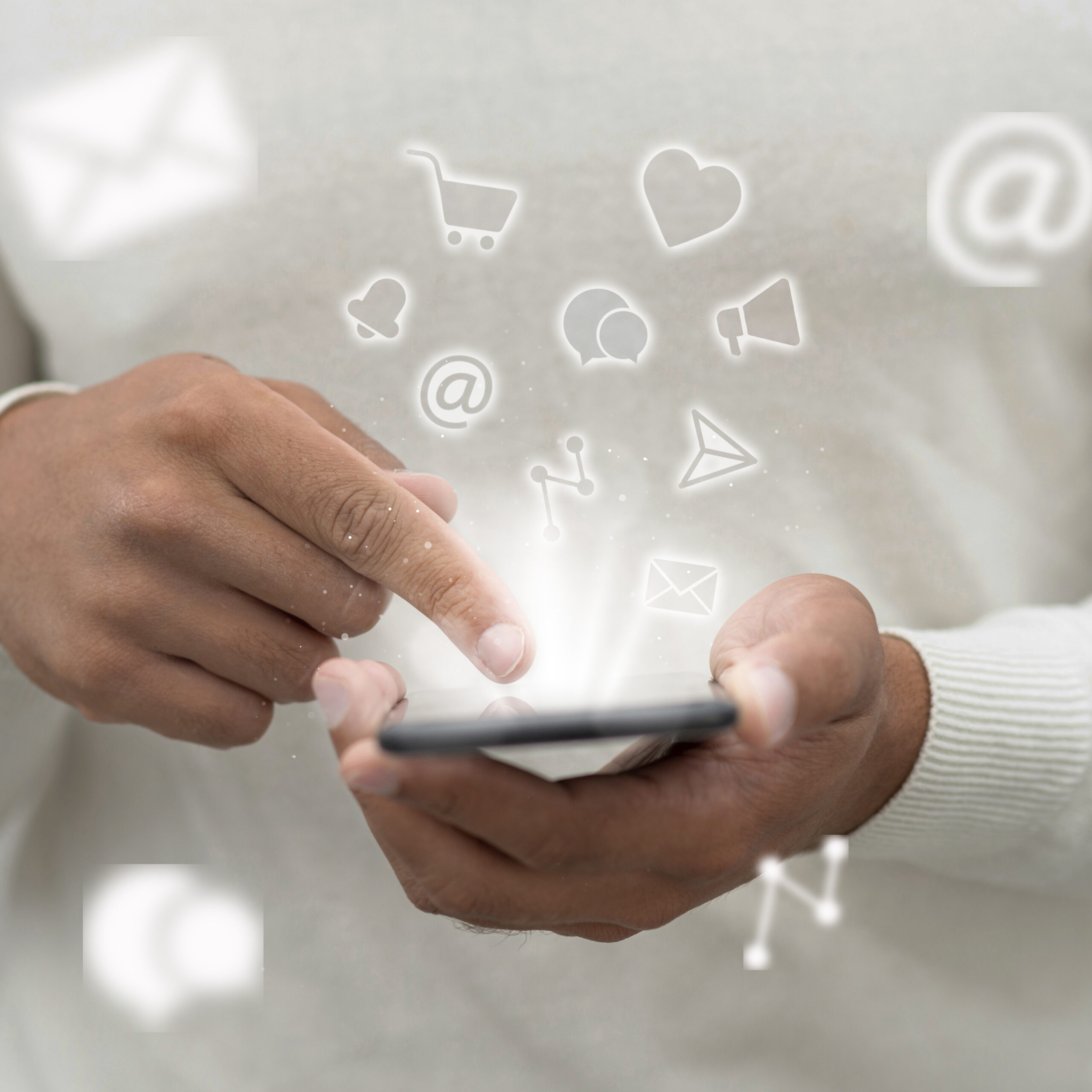 شبکههای اجتماعی- دستی که در حال اسکرول کردن موبایل است.