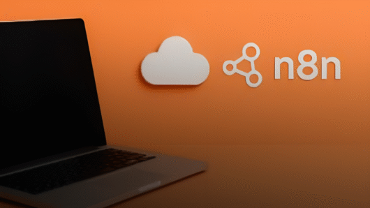 n8n- «لپ‌تاپ نقره‌ای در کنار آیکون ابر و لوگوی n8n روی پس‌زمینه‌ی نارنجی، نمایش‌دهنده‌ی اتوماسیون و فضای ابری»