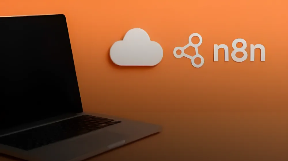 n8n- «لپ‌تاپ نقره‌ای در کنار آیکون ابر و لوگوی n8n روی پس‌زمینه‌ی نارنجی، نمایش‌دهنده‌ی اتوماسیون و فضای ابری»